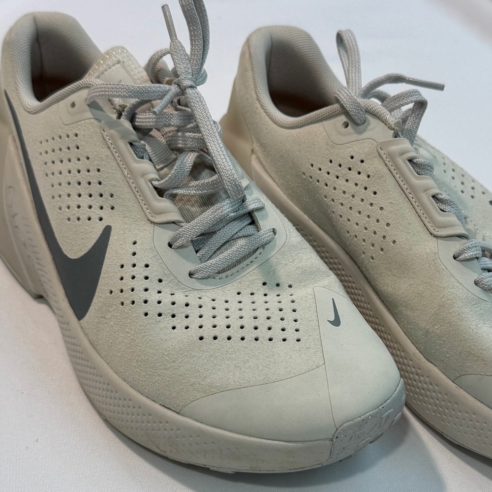 Nike Men's Cream and Gray Athletic Shoes